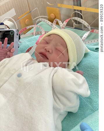 一個剛出生的小女孩,剛出生,就放在保溫器裡,完成各種測量後,她被清洗乾淨了。 一個剛出生的小女孩,剛出生,就放在保溫器裡,完成各種測量後,她被清洗乾淨了。 89919320