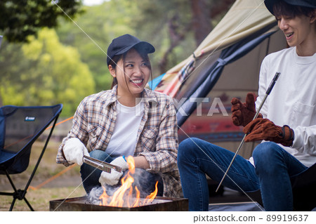一對夫婦在篝火旁歡欣鼓舞 一對夫婦在篝火旁歡欣鼓舞 89919637