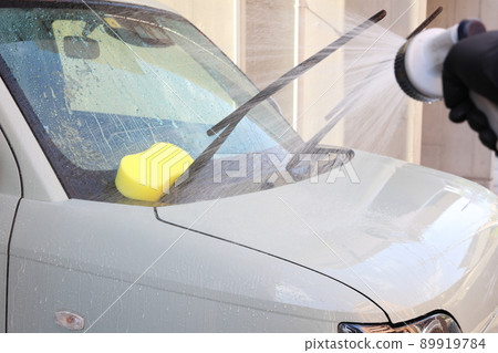 用水沖掉小垃圾後邊洗邊洗車的風景 用水沖掉小垃圾後邊洗邊洗車的風景 89919784