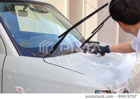 Scenery of car wash while shampooing after flushing small garbage with water 89919787