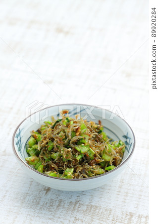 撒上蘿蔔葉和jaco 撒上蘿蔔葉和jaco 89920284