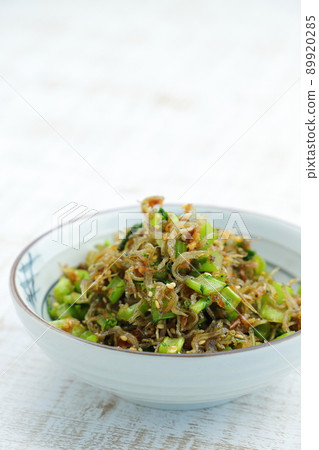 撒上蘿蔔葉和jaco 撒上蘿蔔葉和jaco 89920285