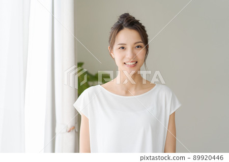 Female in her 20's portrait 89920446