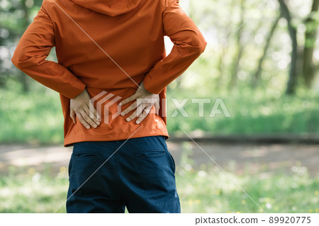 背痛的男性形象 背痛的男性形象 89920775