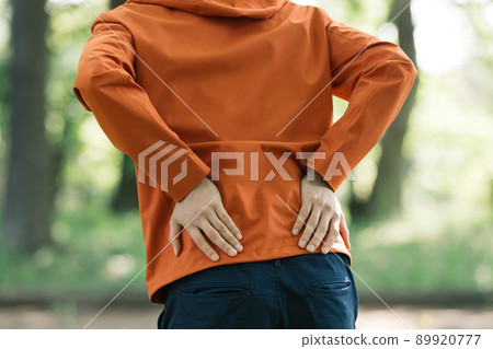 背痛的男性形象 背痛的男性形象 89920777