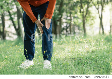 Image of a man who hurt his joint pain and knee 89920817