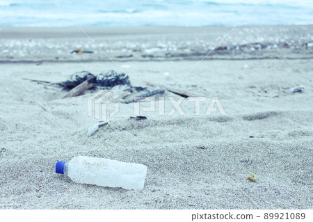 廢棄在海灘上的 PET 瓶 89921089