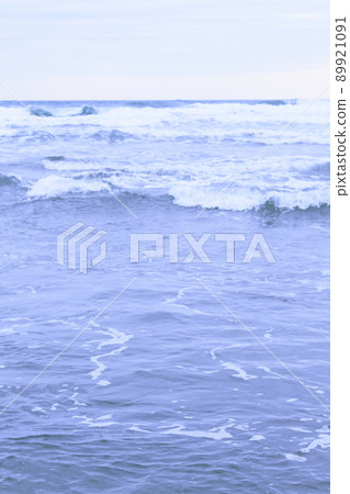 只有大海、海浪和天空的風景 89921091