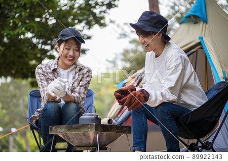 一對夫婦在營地篝火旁交談 89922143