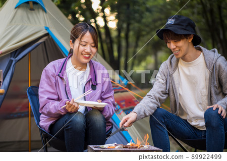 一個男孩會在烤肉上烤她的肉 一個男孩會在烤肉上烤她的肉 89922499