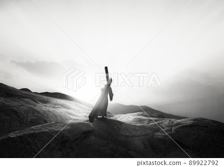 各各他山的光和雲和背負苦難十字架的耶穌基督 各各他山的光和雲和背負苦難十字架的耶穌基督 89922792