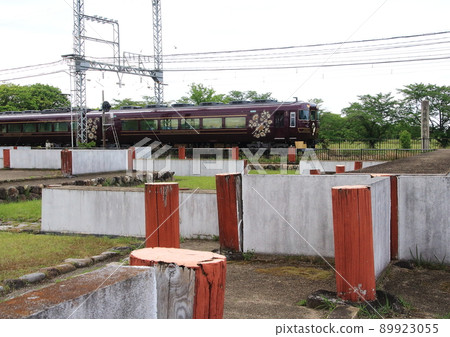 行駛在世界遺產奈良平城宮遺址修復遺址旁的近鐵奈良線列車 行駛在世界遺產奈良平城宮遺址修復遺址旁的近鐵奈良線列車 89923055