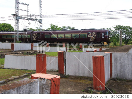 行駛在世界遺產奈良平城宮遺址修復遺址旁的近鐵奈良線列車 89923058