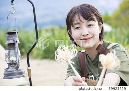 展示成品羽毛棒的女性單人營形象 89923319