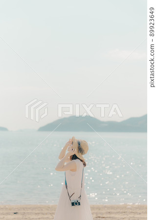 一個穿著裙子的相機女孩和美麗的夏日天空 一個穿著裙子的相機女孩和美麗的夏日天空 89923649