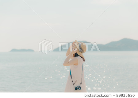 一個穿著裙子的相機女孩和美麗的夏日天空 一個穿著裙子的相機女孩和美麗的夏日天空 89923650