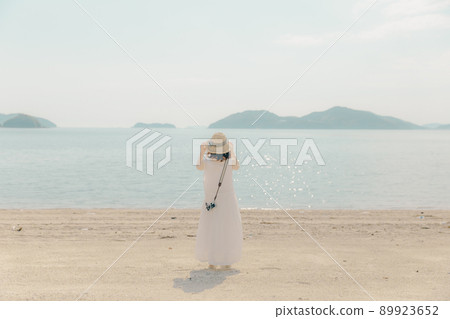 海灘上拿著相機的女人的背影 |夏季生活方式肖像 海灘上拿著相機的女人的背影 |夏季生活方式肖像 89923652