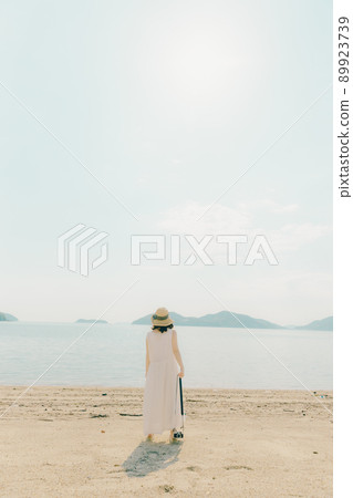 一個穿著裙子的相機女孩和美麗的夏日天空 一個穿著裙子的相機女孩和美麗的夏日天空 89923739