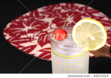 Ice water and fan in a glass 89923924