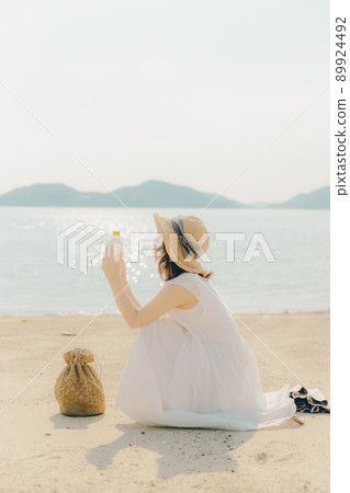 一個穿著裙子的女人和美麗的夏日天空 89924492