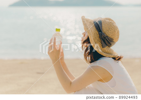 一個穿著裙子的女人和美麗的夏日天空 一個穿著裙子的女人和美麗的夏日天空 89924493