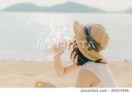 一個穿著裙子的女人和美麗的夏日天空 一個穿著裙子的女人和美麗的夏日天空 89924496