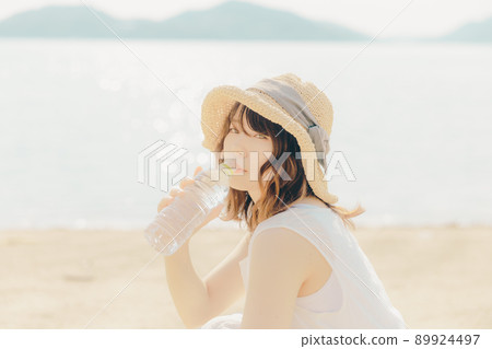 一個穿著裙子的女人和美麗的夏日天空 一個穿著裙子的女人和美麗的夏日天空 89924497