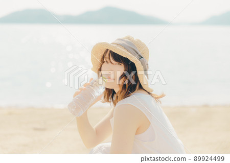 一個穿著裙子的女人和美麗的夏日天空 一個穿著裙子的女人和美麗的夏日天空 89924499