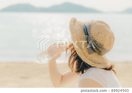 一個穿著裙子的女人和美麗的夏日天空 一個穿著裙子的女人和美麗的夏日天空 89924503