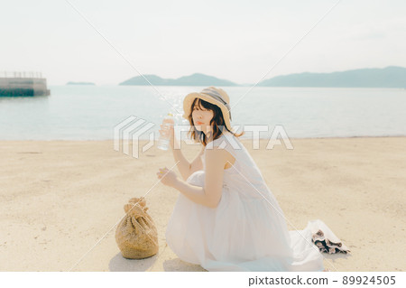 一個穿著裙子的女人和美麗的夏日天空 89924505