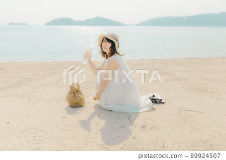 一個穿著裙子的女人和美麗的夏日天空 一個穿著裙子的女人和美麗的夏日天空 89924507