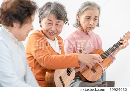 Senior female hobby ukulele lessons 89924680