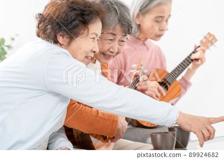 Senior female hobby ukulele lessons 89924682