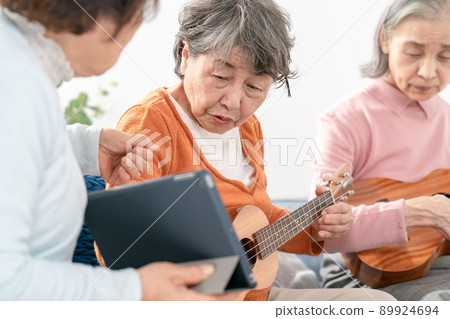 高級女性愛好尤克里裡課程 89924694