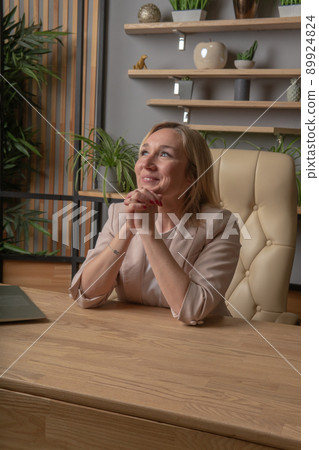 The girl at the computer business lady, the concept of a torgitologist gender equality job shopping freelance icons online, for work glasses for indoors and adult internet, communication cute. Office 89924824