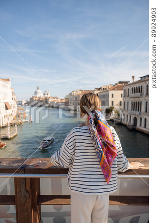 Woman traveling in Venice Woman traveling in Venice 89924903