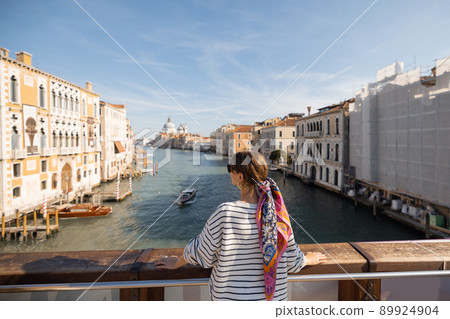 Woman traveling in Venice Woman traveling in Venice 89924904