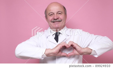 heart sign showed by a senior male doctor 89924910