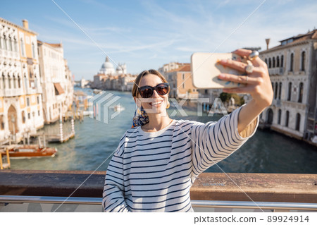 Woman traveling in Venice, Italy 89924914