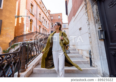 Happy woman traveling in Venice 89925022