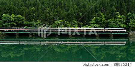 岐阜縣下原水壩新鮮的綠色和鐵軌 岐阜縣下原水壩新鮮的綠色和鐵軌 89925214
