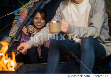 He who bonfires and she who sees it from inside the tent 89925514