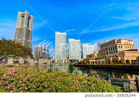 從橫濱市、神奈川縣皇后廣場和 Anniversaire Minato Mirai Yokohama 的火車道路的城市景觀 從橫濱市、神奈川縣皇后廣場和 Anniversaire Minato Mirai Yokohama 的火車道路的城市景觀 89926244