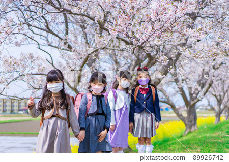 Girls wearing masks and going to elementary school Girls wearing masks and going to elementary school 89926742