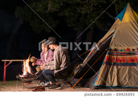 露營之夜一對夫婦篝火和聊天 89926893