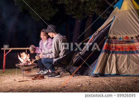 露營之夜一對夫婦篝火和聊天 89926895