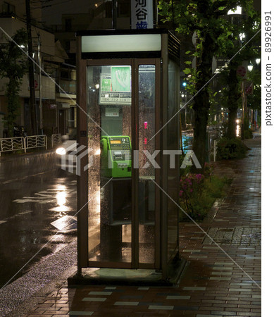 電話亭和雨夜的水滴 89926991