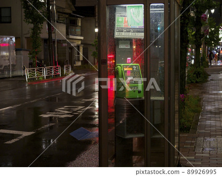 電話亭和雨夜的水滴 電話亭和雨夜的水滴 89926995