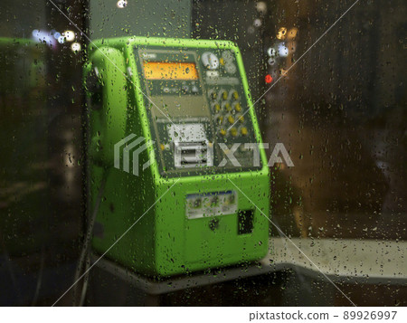 電話亭和雨夜的水滴 89926997