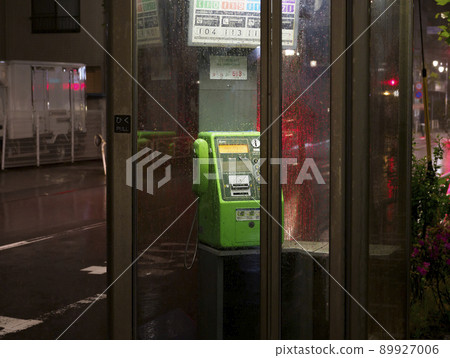 電話亭和雨夜的水滴 89927006